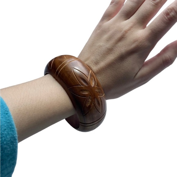 Vintage Brown Wooden Hand Carved Flower Bohemian Casual 70s Style Bracelet - Picture 4 of 9